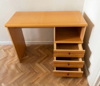 Escritorio de madera con 3 cajones