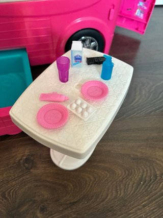 Caravana barbie con tobogán y piscina.