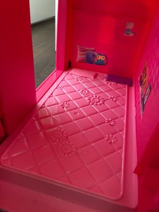 Caravana barbie con tobogán y piscina.