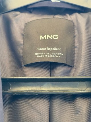 Gabardina azul marino mango