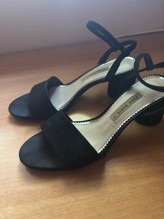 Sandalias Zara Basic Negras Talla 38. Tacón 5 cm.