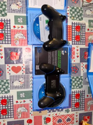Consola PS4 Negra + 2 Mandos + cables y cargadores