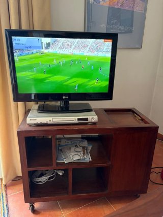 TV LG 26 con mesa y DVD Pioneer
