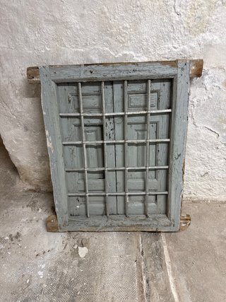 Ventana antigua madera con rejas