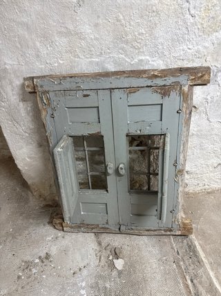 Ventana antigua madera con rejas