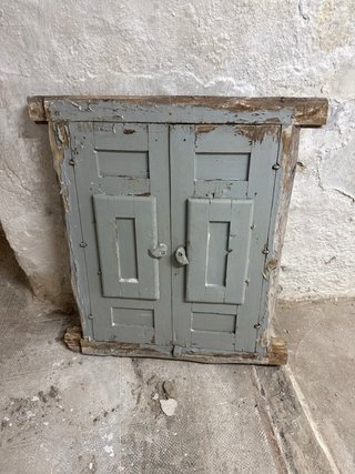 Ventana antigua madera con rejas