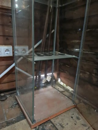 Vitrina de Ikea cristal y madera