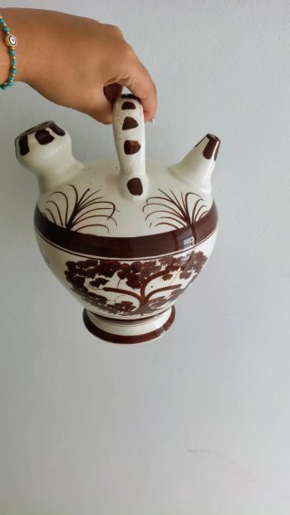 Botijo de cerámica con árbol