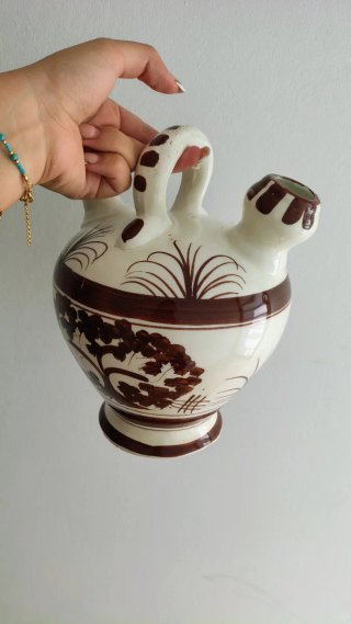 Botijo de cerámica con árbol
