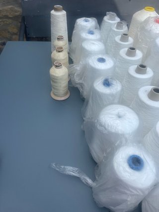 Lote hilos remalladora y máquina coser