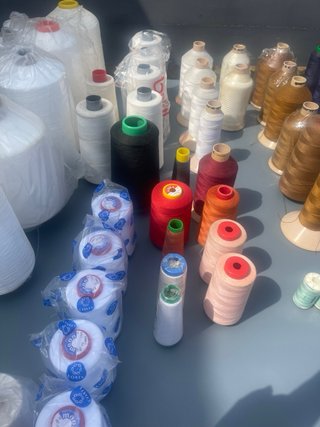 Lote hilos remalladora y máquina coser