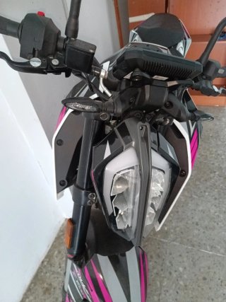Moto Naked Negra y Rosa