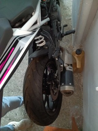 Moto Naked Negra y Rosa