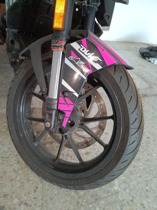 Moto Naked Negra y Rosa