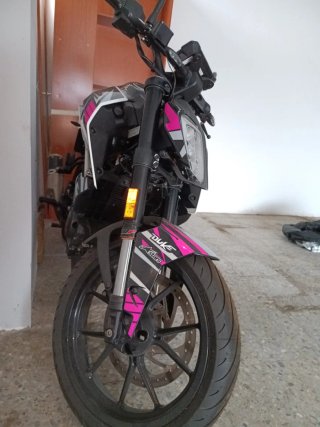 Moto Naked Negra y Rosa