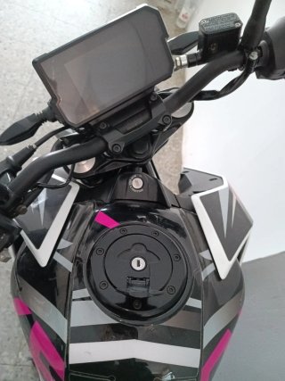 Moto Naked Negra y Rosa