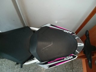 Moto Naked Negra y Rosa