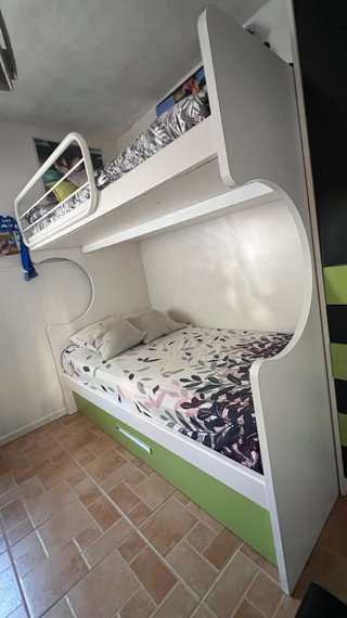 Cama litera blanca de tres camas