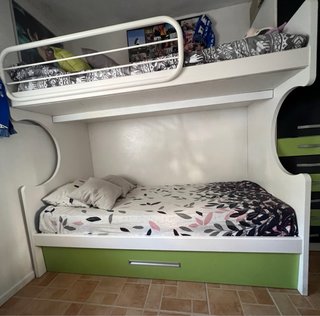 Cama litera blanca de tres camas