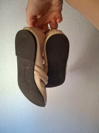 Bailarinas con tiras y hebillas. Sin usar