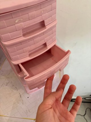 Cajonera rosa de plástico con cinco cajones