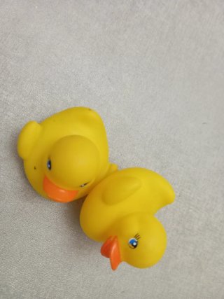 2 Patitos de goma amarillos