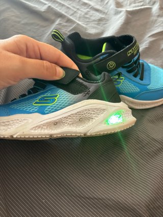 Skechers niño con luz talla 29