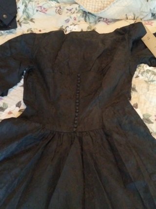 Vestido antiguo con estampado floral hecho a mano