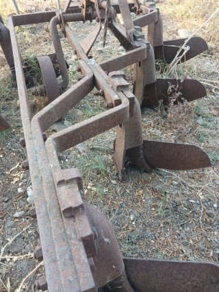 Arado de rejas antiguo