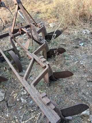 Arado de rejas antiguo