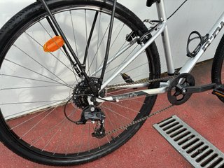Bicicleta trekking Btwin Riverside en color gris .