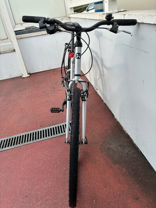 Bicicleta trekking Btwin Riverside en color gris .