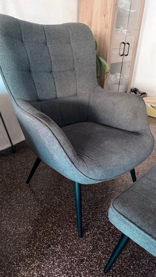 Sillón y reposapiés gris