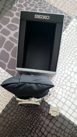 Orologio è un Seiko 5 Sports SRPD55K1 in acciaio