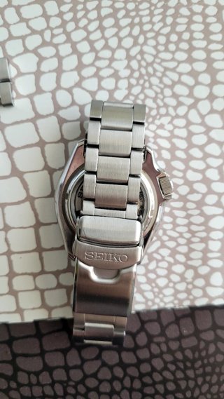 Orologio è un Seiko 5 Sports SRPD55K1 in acciaio