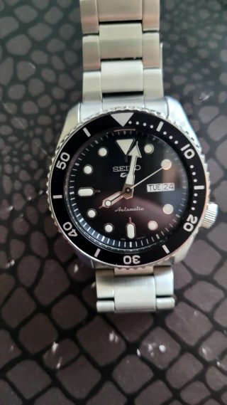 Orologio è un Seiko 5 Sports SRPD55K1 in acciaio