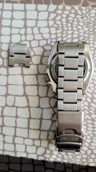 Orologio è un Seiko 5 Sports SRPD55K1 in acciaio