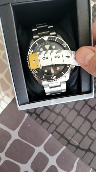 Orologio è un Seiko 5 Sports SRPD55K1 in acciaio