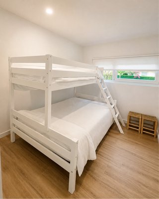 Litera de madera blanca.