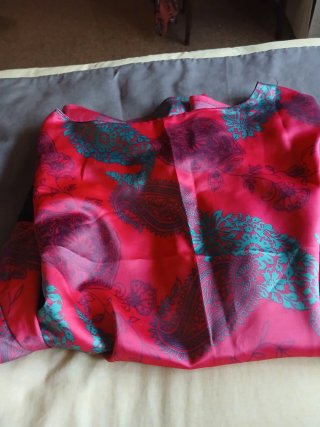 Camisa de seda. Fondo fucsia con estampado . T 44
