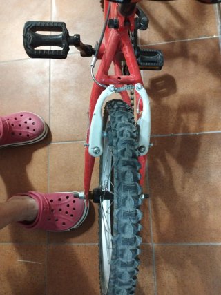 Bicicleta infantil roja
