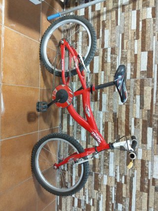 Bicicleta infantil roja