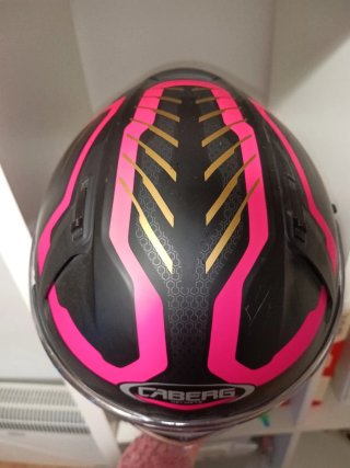 Casco de moto Caberg negro y rosa