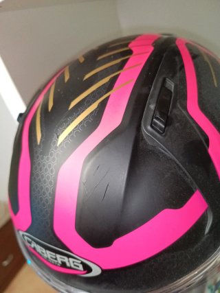 Casco de moto Caberg negro y rosa