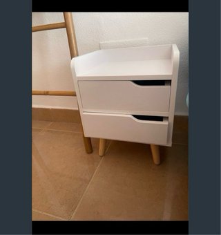 Mesitas de noche blancas y de madera