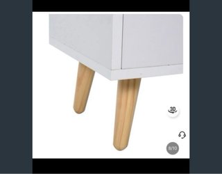 Mesitas de noche blancas y de madera