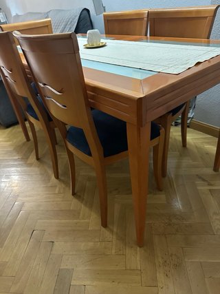 Mueble de salón y mesa extensible con 6 sillas.