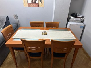 Mueble de salón y mesa extensible con 6 sillas.