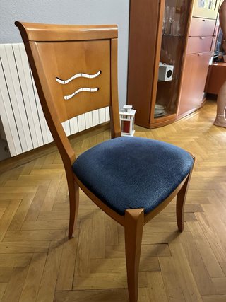 Mueble de salón y mesa extensible con 6 sillas.