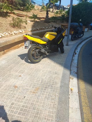 Moto deportiva amarilla